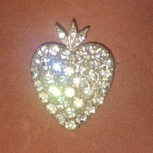 Beautiful Rhinestone Vtg. Strawberry Heart Brooch - Picture 4 of 4